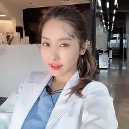 51岁韩国童颜美女牙医走红
