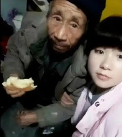 回顾老头路边捡弃婴,靠捡垃圾养大,24年后女孩带上亿现金来报恩
