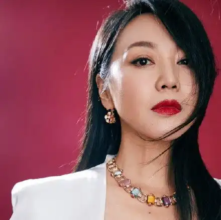 闫妮三大满贯视后离婚16年,49岁的她活出了中年女人最美的样子
