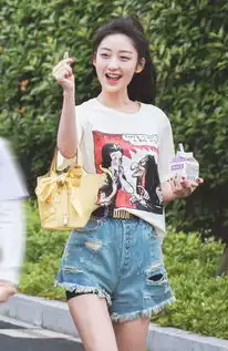戚砚笛穿格子衣秀大长腿,衬衫扣子系错位,瞬间变成美少女
