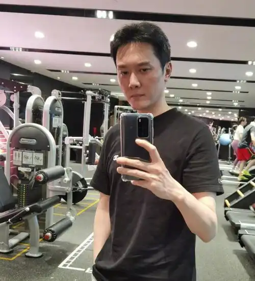 冯绍峰公开认爱,照片曝光,网友恭喜找到最值得爱的

