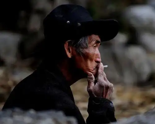 人过50岁后,身上为什么会发出老人味3个原因最好提前知道
