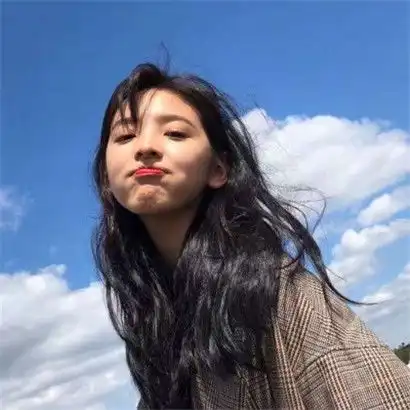 小清新自然蓝色系女生头像真人,清澈明朗微笑的女人
