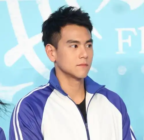 上演过校服诱惑的男神们,刘昊然吴磊林更新是谁融化了你的少女心
