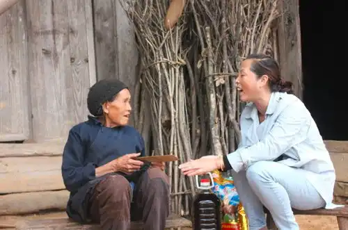 60岁大爷和54岁大妈郊游,吃药后强行与其发生关系,最后猝死草丛

