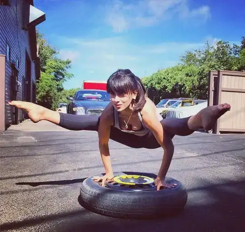 50多岁辣妈爆红,身材似少女瑜伽,才是最高级的养生
