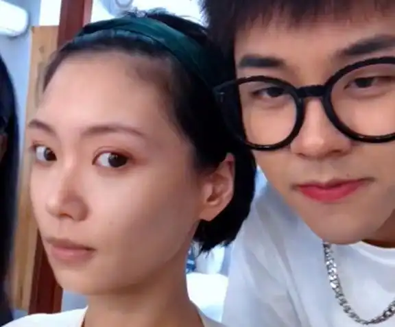 冻龄颜值山东男子跟母亲拍婚纱照被误认情侣,一番话让人爆笑

