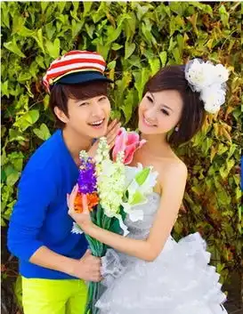情侣头像婚纱系的单人开心一笑