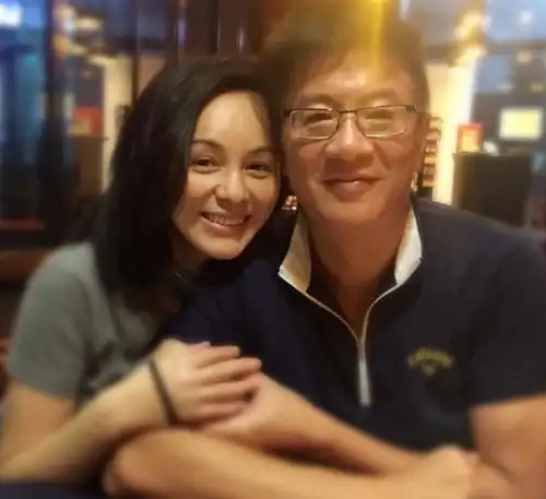 50岁雪姨王琳,蜂腰美腿宛如少女,两段婚姻失败后,至今仍单身
