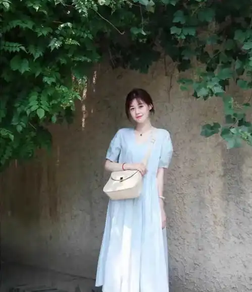 夏天女孩子穿什么衣服好看有气质
