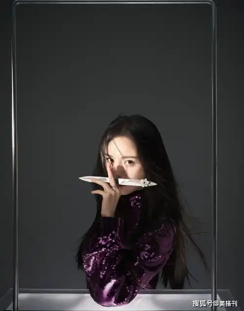 杨幂终于抛弃厚刘海了最新大片中分长发时髦大气,颜值又回来了
