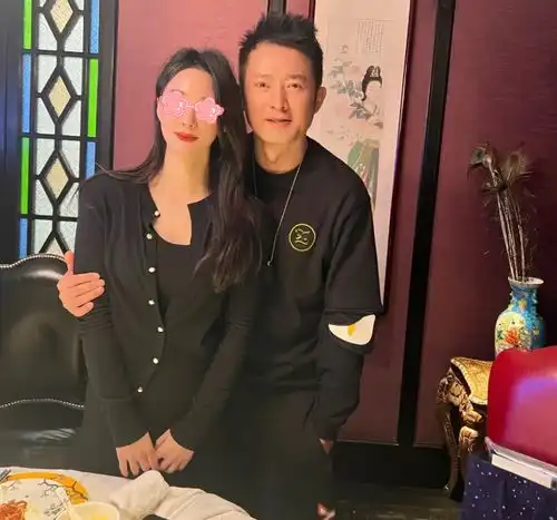 任泉投资翻车后首露面50岁身材发福变化大,已息影7年成富豪
