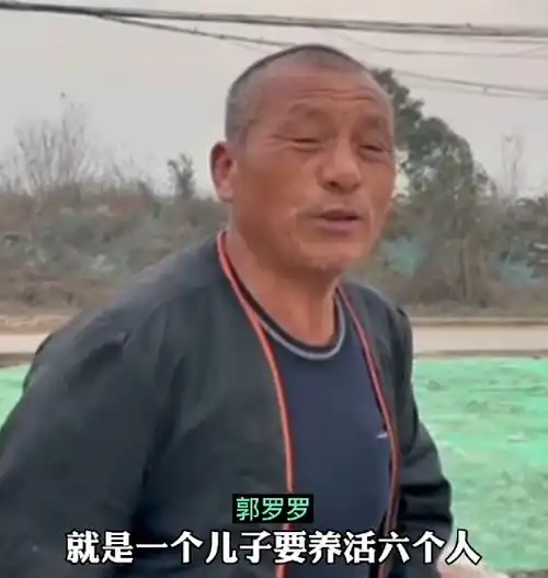 陕西60岁父亲为减轻儿子负担,每天砸钢筋5小时挣50元,不容易
