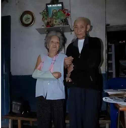 1997年,重庆80岁老人搞黄昏恋,新婚夜丈夫惊呼我60年前娶过你
