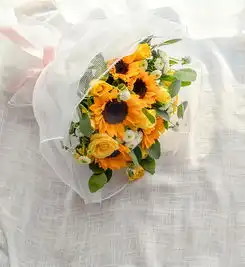 sunshine向日葵5枝,多头金香玉玫瑰6枝,白色小雏菊3枝,千日白0.1扎,进口圆尤加利叶3枝鲜花
