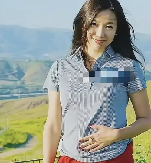 50岁徐静蕾美国退休状态曝光轻抚肚子引猜测,长相似少女
