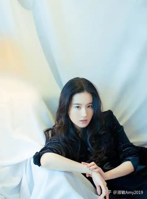 刘亦菲示范穿搭,黑色西装变身女总裁,神仙姐姐也能霸气十足
