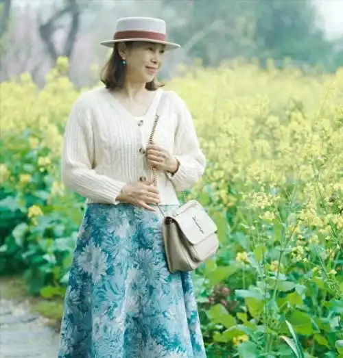 50岁到60岁的女性穿衣指南,如何打扮显得优雅大方又年轻
