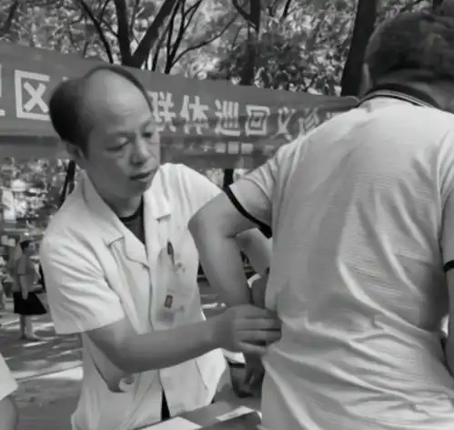 50岁抗疫医生最后的晚餐爱吃的排骨一口没动,一家三口离得很远
