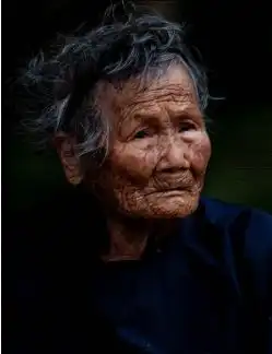 60岁老人哭诉所有积蓄都给了儿子,养老保险都交不起
