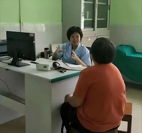 50岁大妈不顾儿女反对,执意为小男友生3胎,扬言北京4套房养得起
