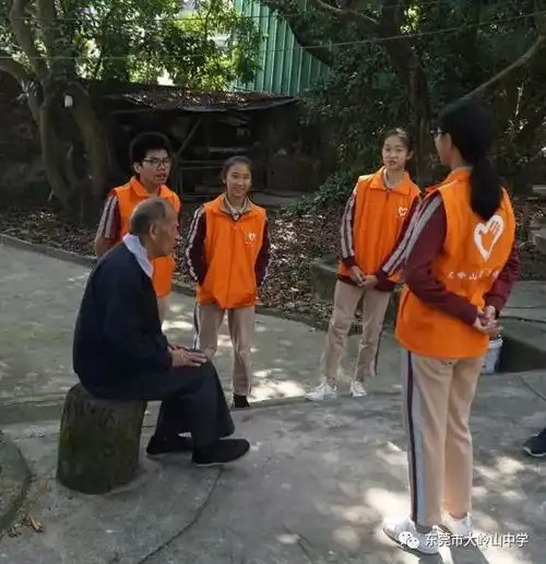 关爱老人,爱驻夕阳大岭山中学志愿者大环关爱空巢老人
