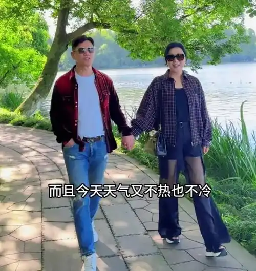 吕良伟携妻子漫步西湖,全程牵手好恩爱,69岁风采不减似50岁
