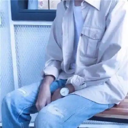 男生头像不露脸在厨房