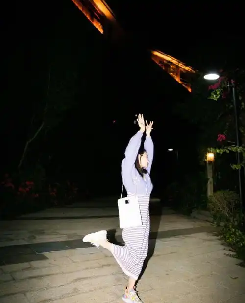 宋茜撞衫沈梦辰,同穿紫色高腰针织开衫,风格却大不一样
