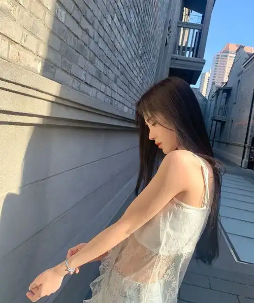 31岁鞠婧祎少女感太足,穿镂空裙配牛仔裤,一点不输韩国女星
