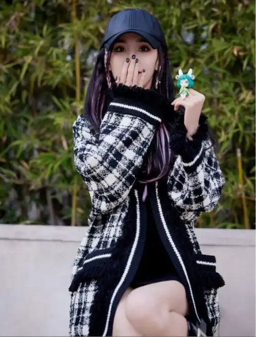 女明星紫色挂耳发型太酷了穿格纹毛衣搭长靴,整套造型时髦酷飒
