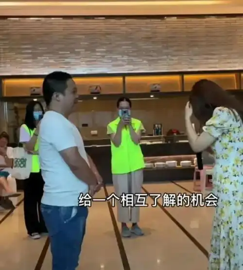 大叔看上90后小姐姐
