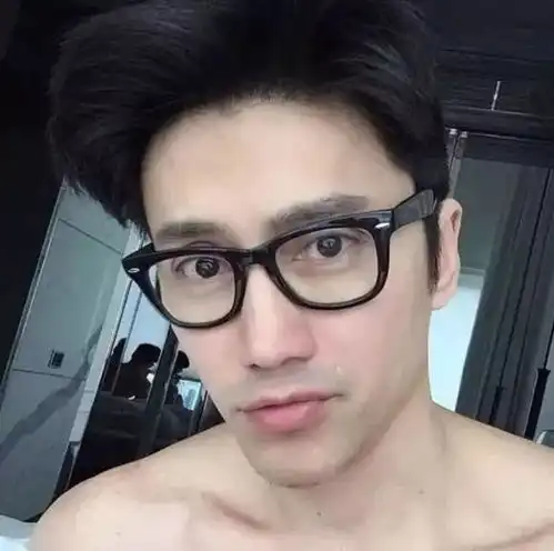 满世界中年油腻,这个比吴尊还帅的男人,50岁竟然像20
