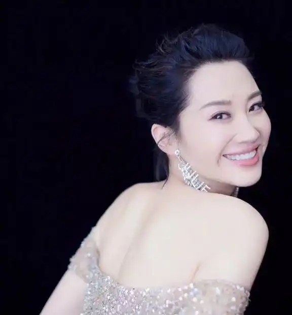 女人到50岁不想被叫大妈,许晴这4点值得学习,减龄又有气质
