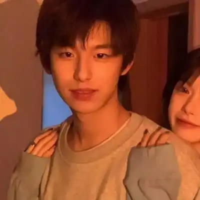 独一无二的情侣头像真人一人一半恩爱愿逞强的你身边永远有个肩膀
