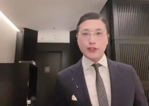 吴磊翻车油头配西装撞脸人类高质量男性,紧跟土味潮流
