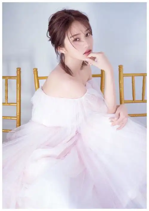 漂亮影视美女明星付梦妮白色长裙仙气十足写真
