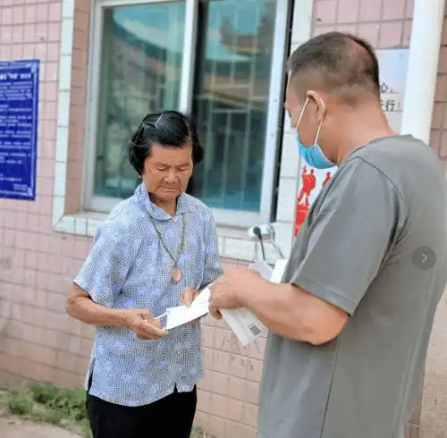 60周岁老人接种不便别担心我们提供进村服务
