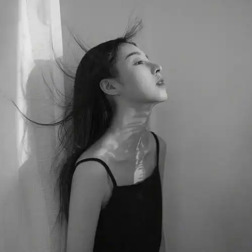 伤感黑色系头像女生