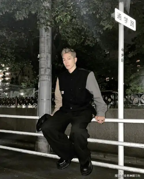 安静而有力,会穿黑色系的男人,才是真正的有品位的
