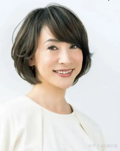 五十岁女人要避开三款发型,第一款显老,第二款显胖,第三款显黑
