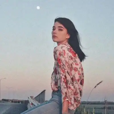 女生侧面头像唯美伤感伤感孤单意境头像
