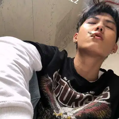 软锦抽烟男生欧美风头像
