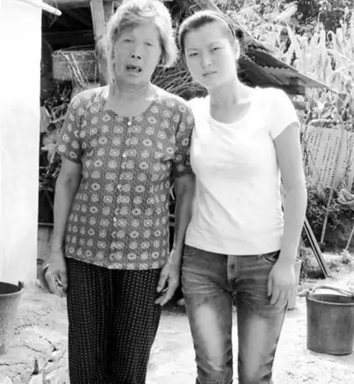 安徽老太捡回被弃6次的女婴,靠拾破烂养大,现在女儿送双层别墅
