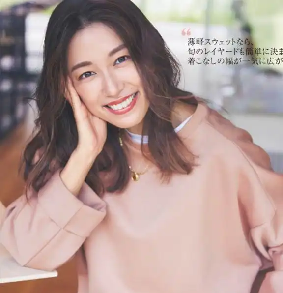 女人过了50岁,卫衣才是最舒适的打扮,记住3要3不要更优雅
