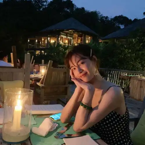 钟楚曦太拼了,悬空挂树上拍照,黄色短裙露大长腿,还做表情管理

