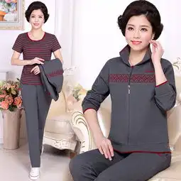 难于相信这么好看妈妈套装,50岁的妈妈穿运动套装这么靓

