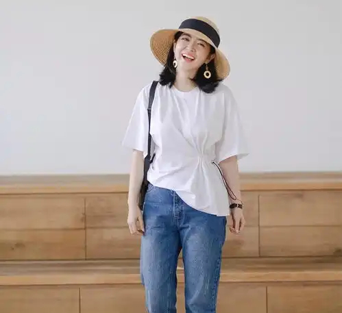 三木博主的春季穿搭,一件短款的外套内搭白色衬衫,女神范儿十足
