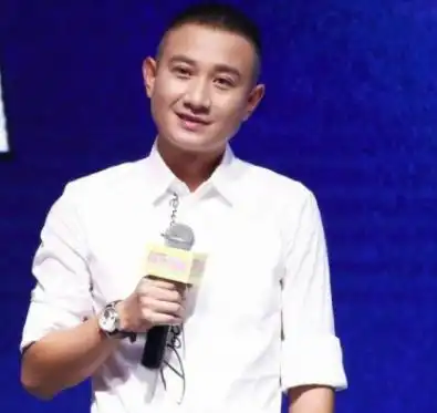 37岁文章与美女度假恋情曝光女方离异带着孩子,身材高挑气质佳
