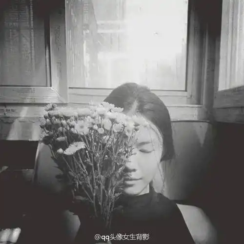 有没有类似这张图的,上下面是白色的,拿来做头像的﹏
